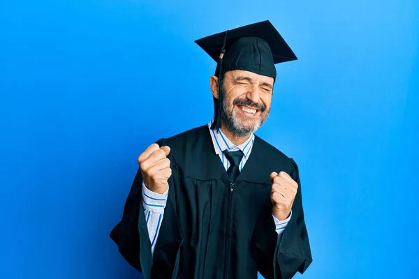 Middle Age Hispanic Man Wearing Graduation Cap Ceremony Robe Very — Foto de Stock