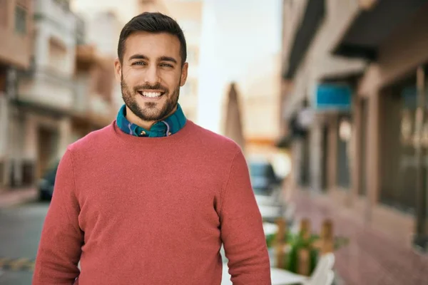 Fiatal Spanyol Férfi Boldogan Mosolyog Városban — Stock Fotó