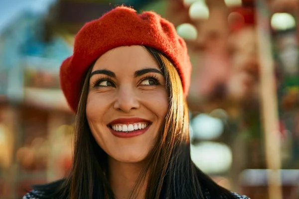 Ung Latinamerikansk Kvinna Ler Lycklig Stående Vid Staden — Stockfoto