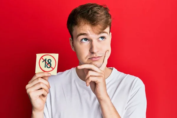 Junger Kaukasischer Mann Mit Unter Verbotsaufkleber Ernstes Gesichtsdenken Über Frage — Stockfoto