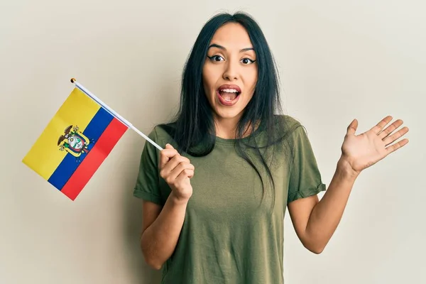 Jong Hispanic Meisje Met Ecuador Vlag Vieren Prestatie Met Vrolijke — Stockfoto