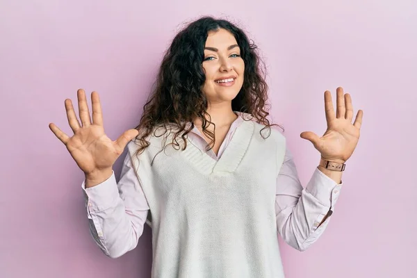 Jonge Brunette Vrouw Met Krullend Haar Dragen Casual Kleding Tonen — Stockfoto