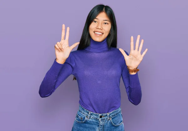 Krásná Mladá Asijská Žena Sobě Ležérní Oblečení Ukazující Ukazující Nahoru — Stock fotografie