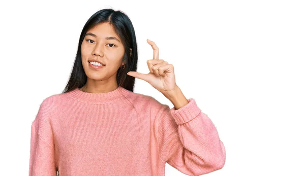 Hermosa Mujer Asiática Joven Con Suéter Invierno Casual Sonriente Seguro — Foto de Stock