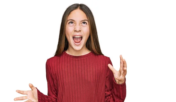 Schöne Brünette Kleine Mädchen Lässigem Pullover Verrückt Und Verrückt Schreien — Stockfoto