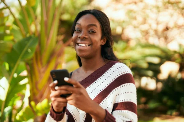 Jovem Afro Americana Sorrindo Feliz Usando Smartphone Parque — Fotografia de Stock