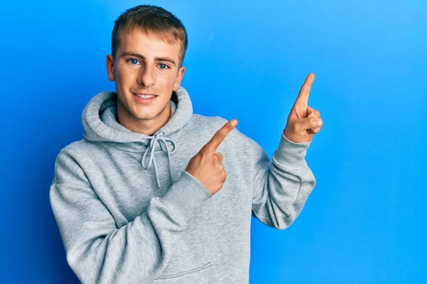 Jovem Caucasiano Vestindo Camisola Casual Sorrindo Olhando Para Câmera Apontando — Fotografia de Stock