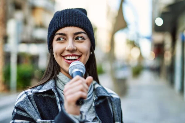 Молодая Латиноамериканка Улыбается Счастливой Используя Микрофон Городе — стоковое фото