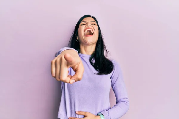 Mujer Hispana Joven Usando Ropa Casual Riéndose Señalando Con Dedo —  Fotos de Stock