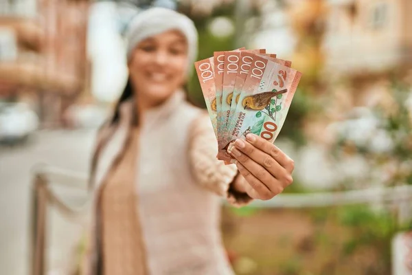 Jonge Latijnse Vrouw Lacht Gelukkig Met Nieuw Zeeland Dollars Stad — Stockfoto