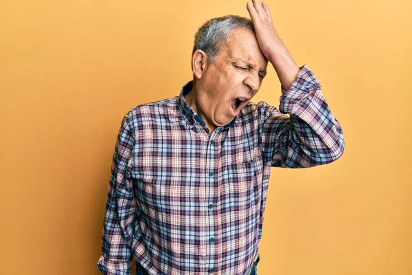 Hombre Mayor Guapo Con Pelo Gris Con Camisa Casual Sorprendido —  Fotos de Stock