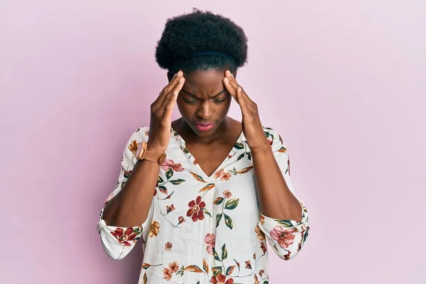 Genç Afro Amerikalı Kız Stres Yüzünden Elleri Başının Üstünde Gündelik — Stok fotoğraf