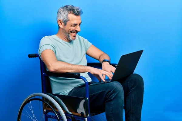 Όμορφος Μεσήλικας Άνδρας Γκρίζα Μαλλιά Κάθεται Αναπηρική Καρέκλα Χρησιμοποιώντας Laptop — Φωτογραφία Αρχείου
