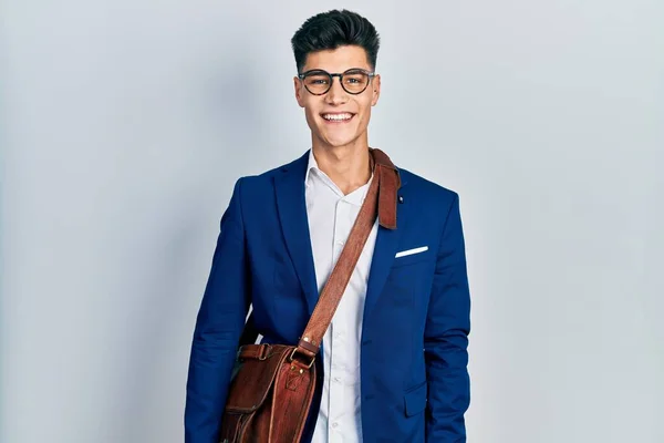 顔に幸せとクールな笑顔でビジネス服を着て若いヒスパニック系の男 運のいい人 — ストック写真