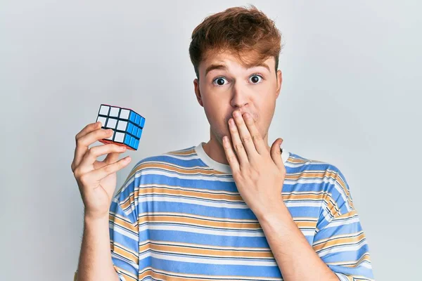 Junge Kaukasische Mann Spielt Bunte Puzzle Würfel Intelligenz Spiel Das — Stockfoto