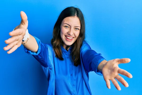 Mujer Morena Joven Con Camisa Azul Casual Mirando Cámara Sonriendo —  Fotos de Stock