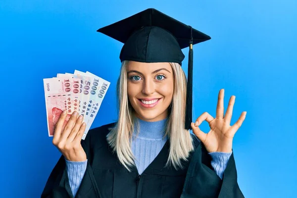 Mooie Blonde Vrouw Dragen Afstuderen Pet Ceremonie Badjas Met Nieuwe — Stockfoto