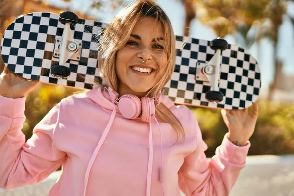 Jong Blond Skater Meisje Glimlachen Gelukkig Holding Skate Naar Stad — Stockfoto