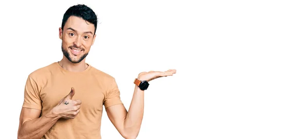 Hombre Hispano Con Barba Vistiendo Camiseta Casual Mostrando Palma Mano —  Fotos de Stock