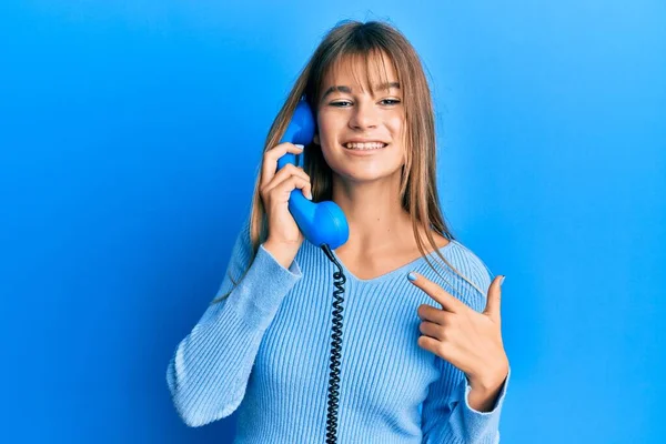 Tiener Kaukasisch Meisje Spreken Vintage Telefoon Glimlachen Gelukkig Wijzend Met — Stockfoto