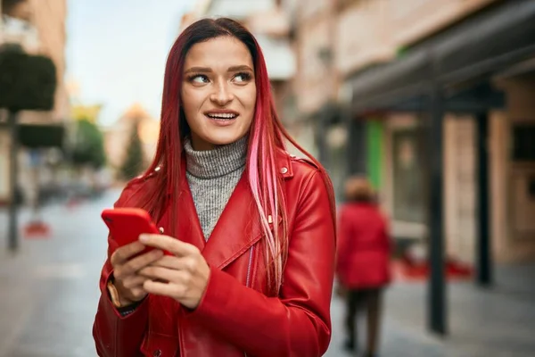 Jovem Caucasiana Sorrindo Feliz Usando Smartphone Cidade — Fotografia de Stock
