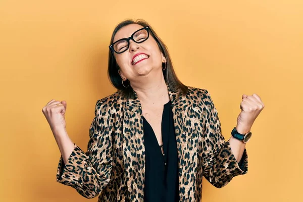 Femme Hispanique Moyen Âge Portant Des Vêtements Travail Des Lunettes — Photo