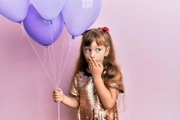 Een Blank Meisje Met Ballonnen Haar Mond Geschokt Bang Voor — Stockfoto