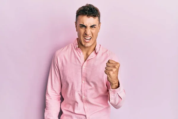 Hispanik Genç Adam Kızgın Kızgın Öfkeyle Bağırırken Yumruğunu Kaldırıyor Öfkeleniyor — Stok fotoğraf