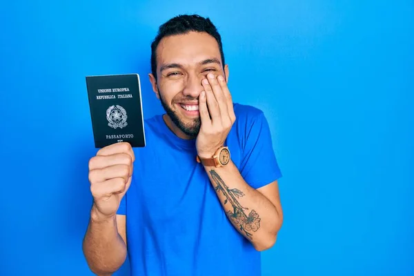 Homem Hispânico Com Barba Segurando Itália Passaporte Rindo Riso Embaraçado — Fotografia de Stock