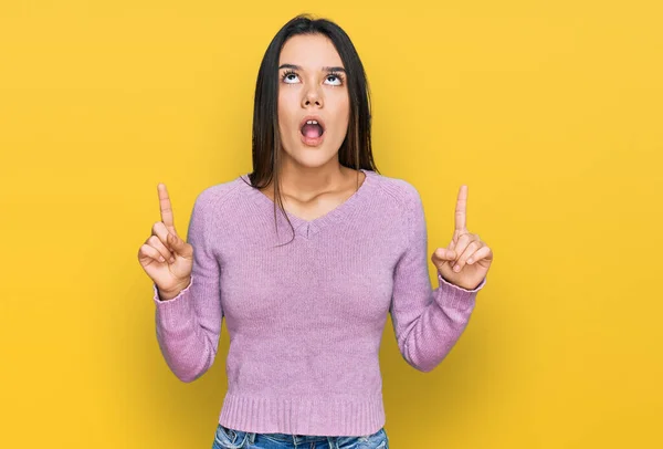 Menina Hispânica Jovem Vestindo Roupas Casuais Espantado Surpreso Olhando Para — Fotografia de Stock