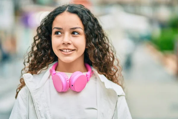 Niña Hispana Sonriendo Feliz Usando Auriculares Ciudad — Foto de Stock