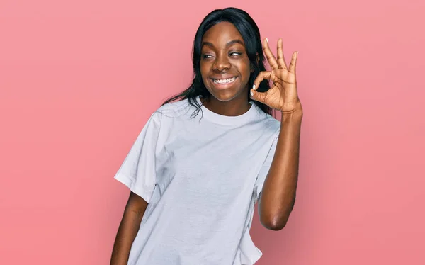 Ung Afrikansk Amerikansk Kvinna Bär Casual Vit Shirt Ler Positivt — Stockfoto