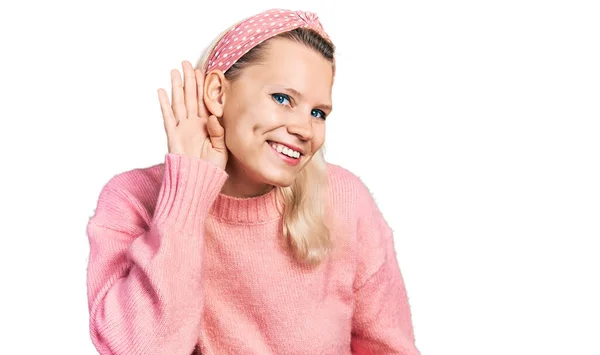 Giovane Donna Caucasica Che Indossa Abiti Casual Sorridendo Con Mano — Foto Stock