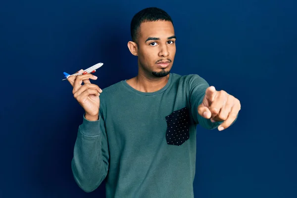 Ung Afrikansk Amerikansk Man Håller Flygplan Leksak Pekar Med Fingret — Stockfoto