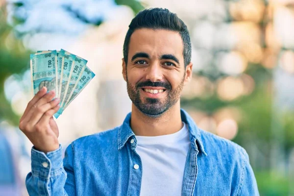 Jovem Hispânico Homem Sorrindo Feliz Segurando Índio Rupeee Cidade — Fotografia de Stock