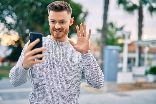 Fiatal Kaukázusi Férfi Mosolyog Boldog Csinál Video Hívás Segítségével Okostelefon — Stock Fotó