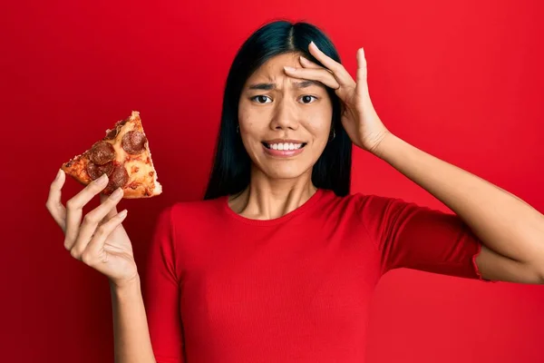Jovem Chinesa Segurando Pizza Italiana Estressada Frustrada Com Mão Cabeça — Fotografia de Stock