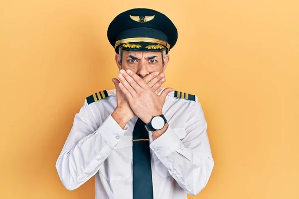 Jóképű Középkorú Férfi Ősz Hajjal Repülőpilóta Egyenruhát Visel Véletlenül Eltakarta — Stock Fotó