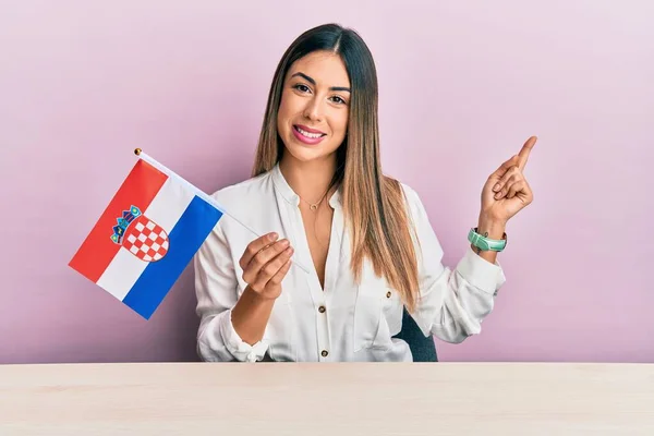 Junge Hispanische Frau Mit Kroatischer Fahne Auf Dem Tisch Sitzend — Stockfoto