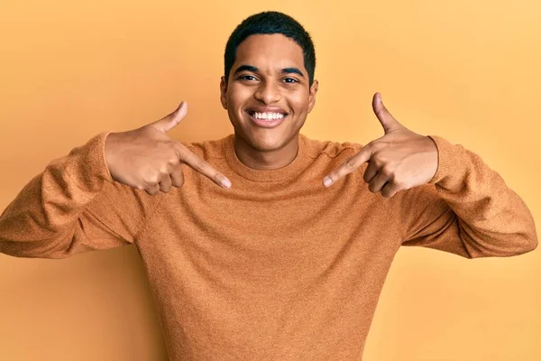 Giovane Bell Uomo Ispanico Che Indossa Maglione Invernale Casual Guardando — Foto Stock