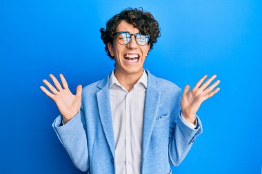 İş ceketi ve gözlük takan İspanyol genç adam başarının çılgınlığını kutluyor kollarını kaldırmış, gözlerini kapatmış heyecanlı çığlıklar atıyordu. Kazanan konsept 