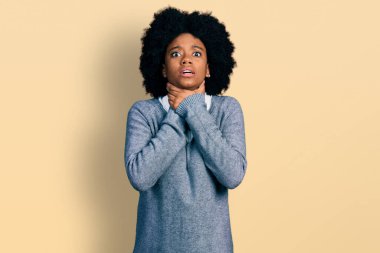 Genç Afro-Amerikan kadın iş kıyafetleri giymiş bağırıyor ve boğuluyor çünkü acı verici bir boğulma var. Sağlık problemi. Boğulma ve intihar konsepti. 