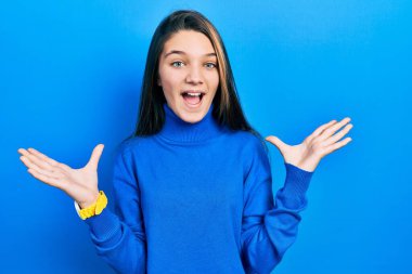 Balıkçı yaka kazak giyen genç esmer kız çılgın kutlamalar yapıyor ve kolları açık ve gözleri açık heyecanla haykırarak başarıya ulaşıyor. Kazanan konsept 