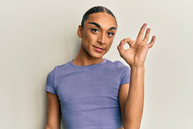 Makyaj yapan, uzun saçlı, rahat tişörtlü, gülümseyen, el ve parmaklarıyla 