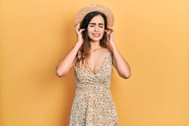 Yüksek sesli müziğin gürültüsü için kulaklarını parmaklarıyla kapatan İspanyol asıllı genç bir kız. sağır kavramı. 