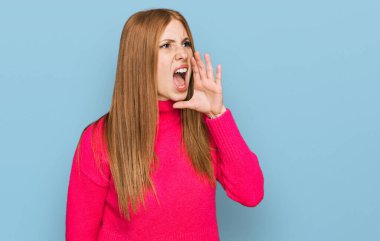 Genç İrlandalı kadın gündelik kıyafetler giyip el ele tutuşarak bağırıyor ve çığlık atıyordu. iletişim konsepti. 