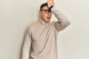 Balıkçı yaka kazak giyen Latin kökenli genç bir adam yanlışlıkla el ele tutuşarak şaşırdı, hatayı hatırla. Unuttum, kötü hafıza kavramı. 