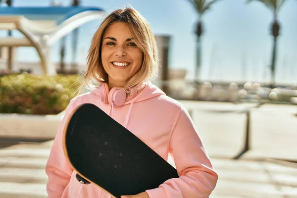 Giovane Ragazza Pattinatrice Bionda Sorridente Felice Tenere Skate Città — Foto Stock