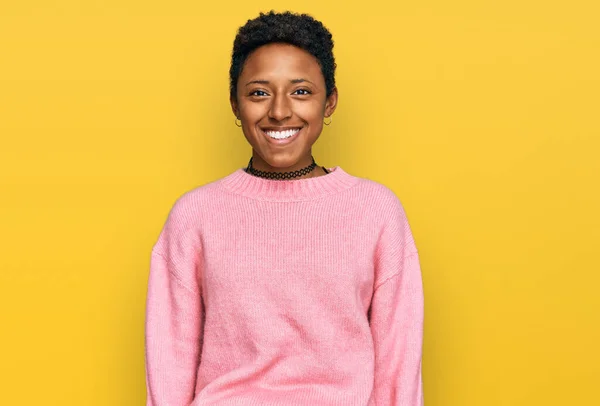 Mujer Afroamericana Joven Que Viste Ropa Casual Con Una Sonrisa —  Fotos de Stock