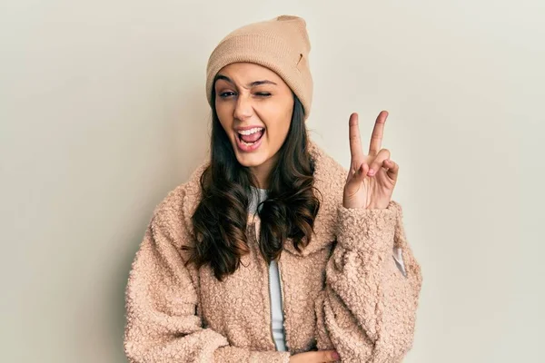 Young Hispanic Woman Wearing Wool Sweater Winter Hat Smiling Happy —  Fotos de Stock